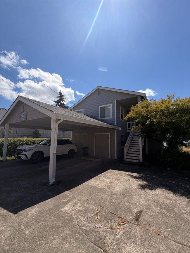 Building Photo - 305/307 Shore Unit 305