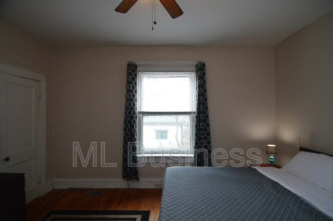 Building Photo - 6009 Kingsbury Ave Unit 1st Floor Rental