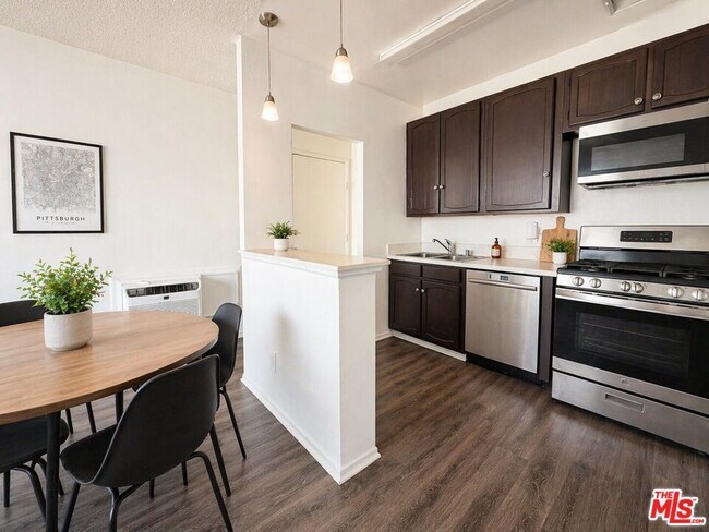 Photo - 1133 W 36th Pl Unidad 4
