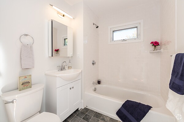 Building Photo - 8 Stone Pl Unit 1 Rental