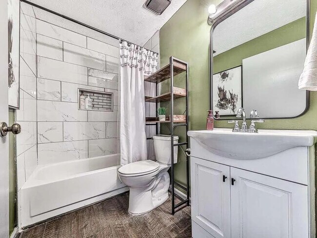 Photo - 3 Bedroom ]house with fence in yard.