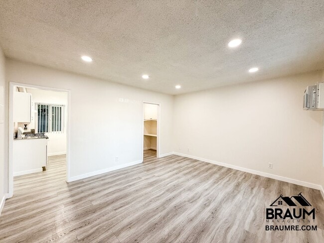 Photo - 15546 Vanowen St Unidad 5