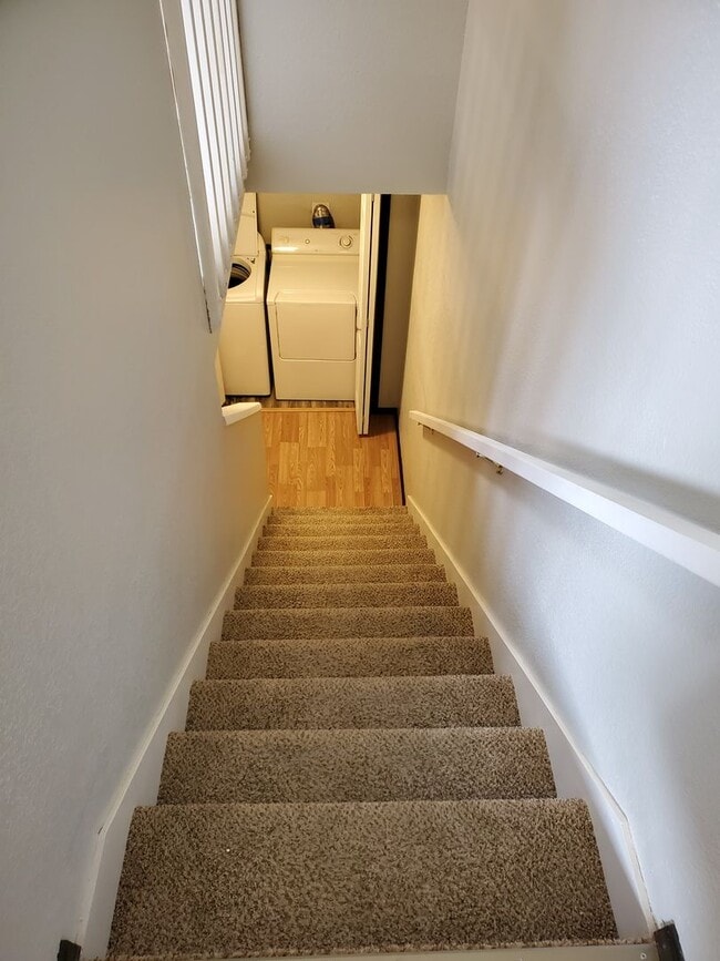 Building Photo - Darling updated duplex