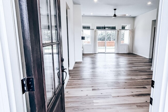 Building Photo - 708 Promenade Dr