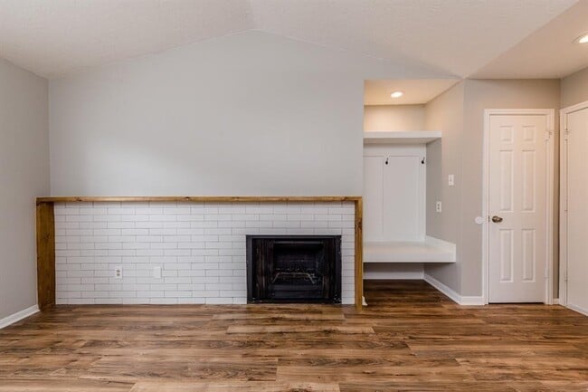 Building Photo - 14600 Fonmeadow Dr Unit 301