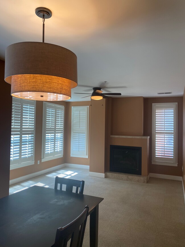 Livingroom - 1630 N Clarkson St Unit 602