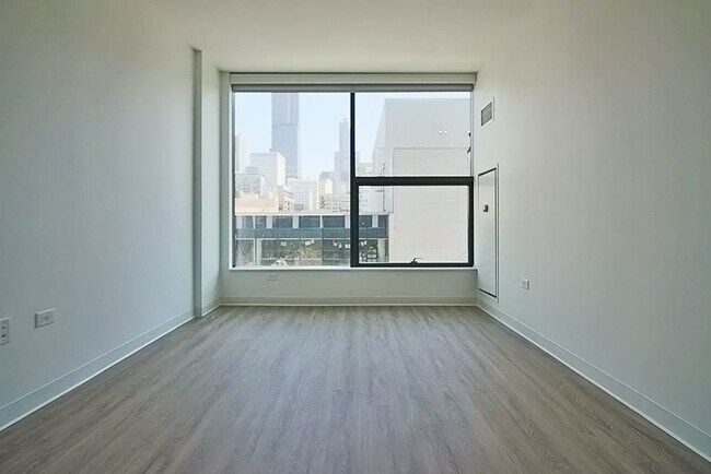 Photo - 338 S Halsted St