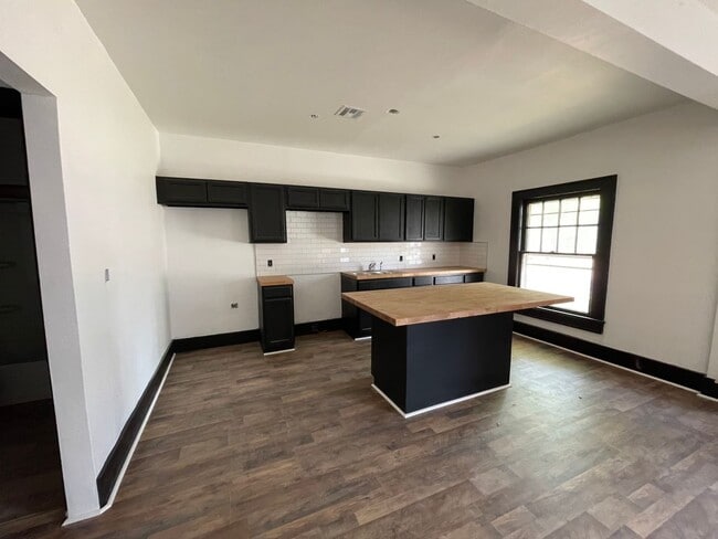 Building Photo - 3 Bedroom Home with office for rent!