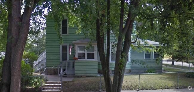 Building Photo - 556 Rose Ave E Rental