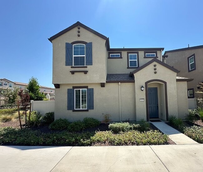 Building Photo - 4 bedroom Campus Oaks Home located on a Co...