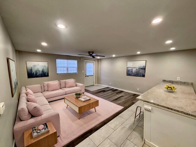 Building Photo - 114 1/2-26-22 S 6th St Unit 26 1/2