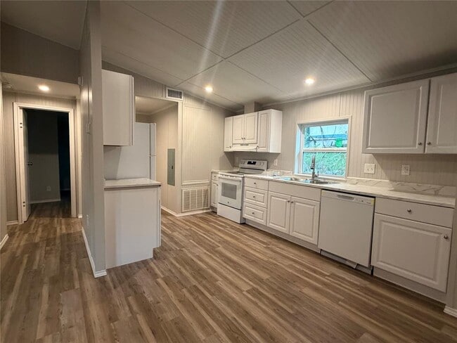 Building Photo - 21475 Coyote Trail