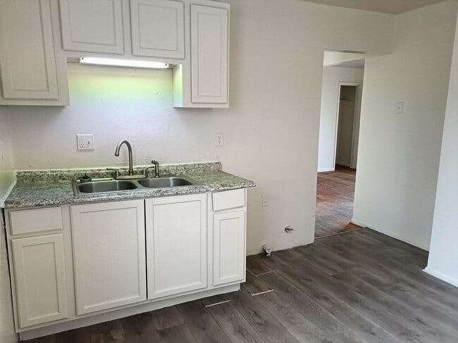 Building Photo - 2125-27 W Silver Spring Dr Unit lower