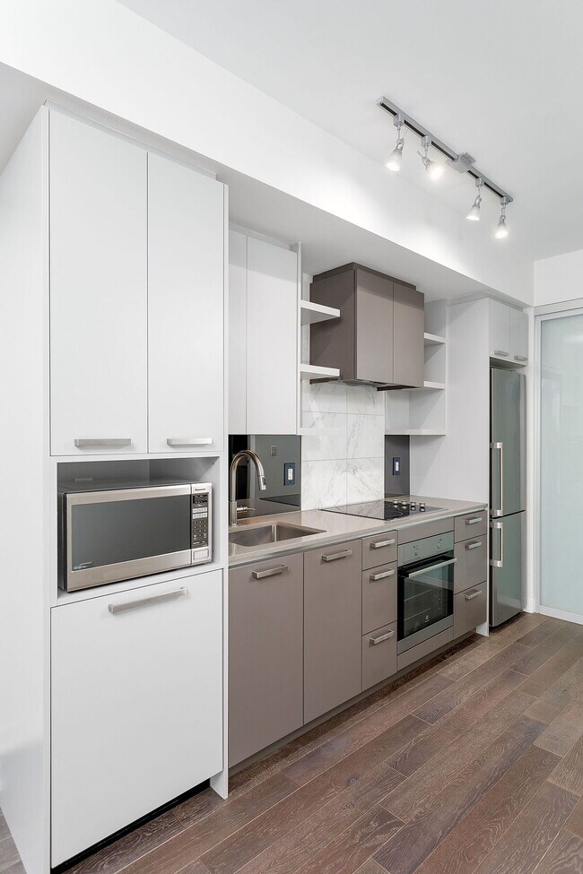 Photo - 1830 Bloor St W