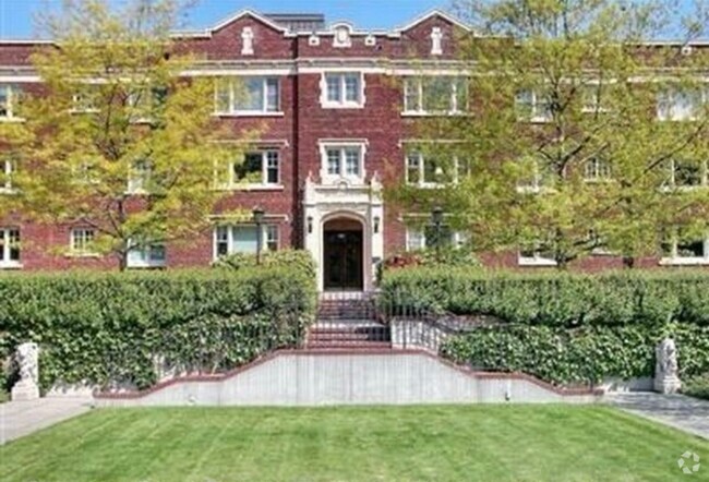 Building Photo - Timeless Queen Anne Condo with Modern Amen... Unit 204
