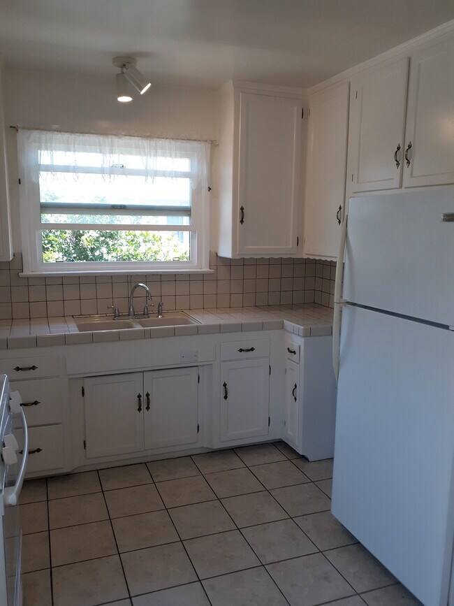 Kitchen - 5592 Kinston Ave Unit 5592