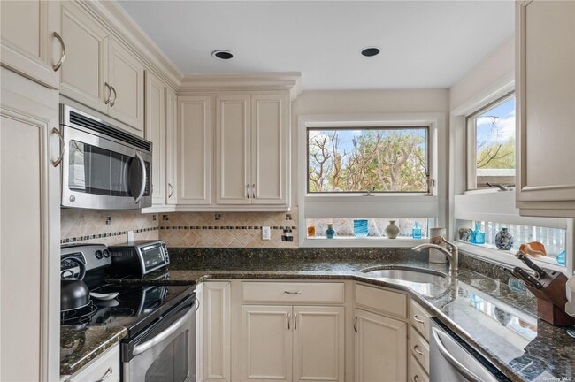 581 Bayberry Walk