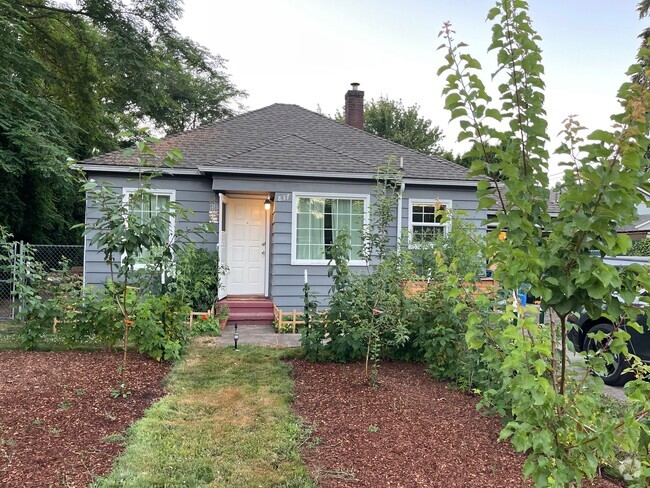 Building Photo - 837 G St Rental