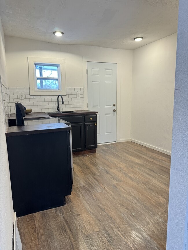 Photo - 10414 Nelson Ave