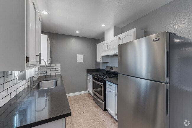 1BR, 1BA - 700SF - Kitchen