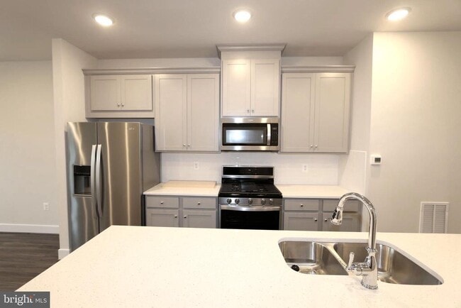 Building Photo - 9 Morrison Dr