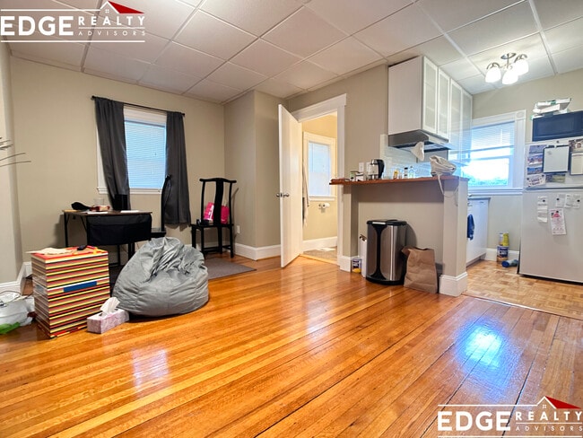 Building Photo - 555 Washington St