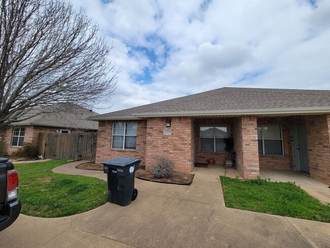 Photo - College Station - 3 bedroom / 2 bath duplex with fenced in yard and washer / dryer included