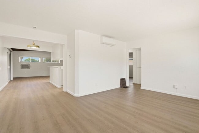 Building Photo - Large 3 Bedroom 2 Bathroom House in La Mesa!