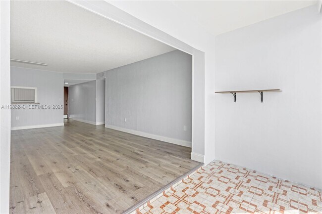 Photo - 1855 W 60th St Unidad 311