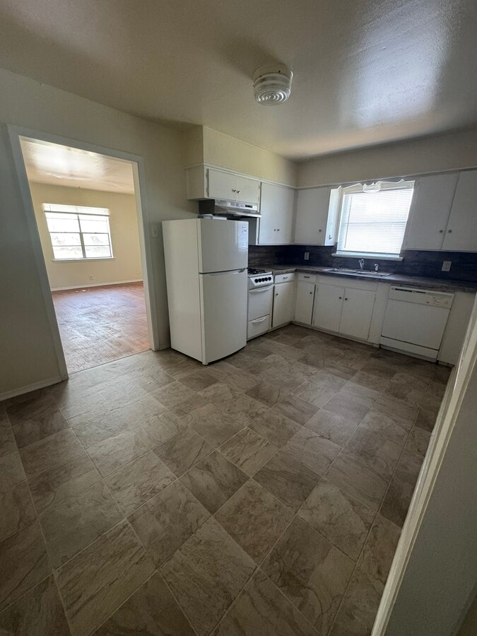 Kitchen - 1108 Neff St Unit 3