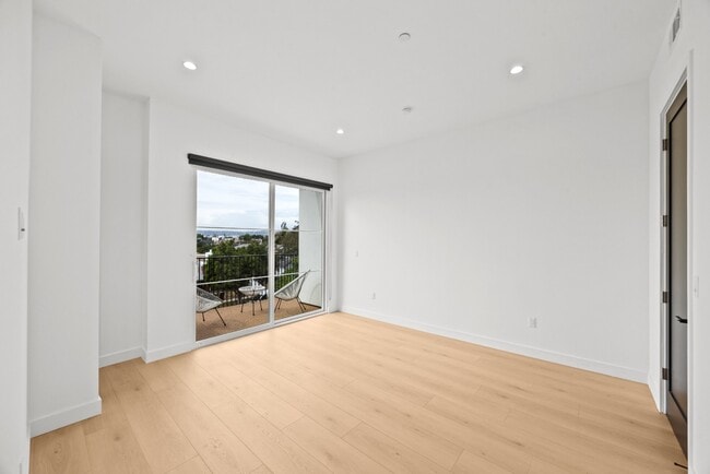 Photo - Bright and Spacious Newly Renovated Townhome | 5 Bedroom | 5 Bathroom | Parking Included