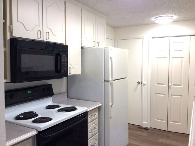 Photo - Charming 2 BDRM, 1 BATH Duplex - Universit...