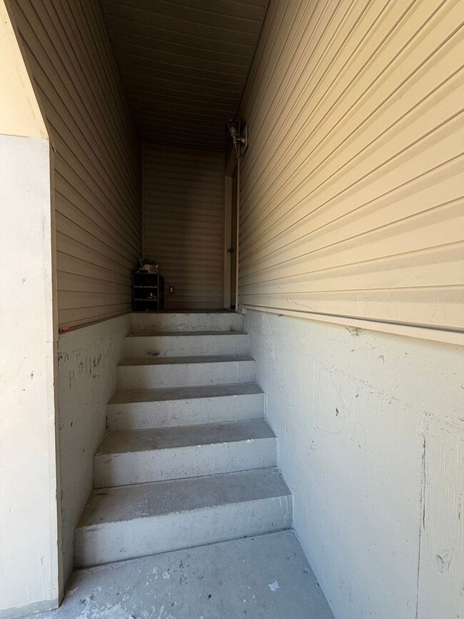 Building Photo - 2 bedroom, 1 bathroom apartment in Wickliffe Unit #2
