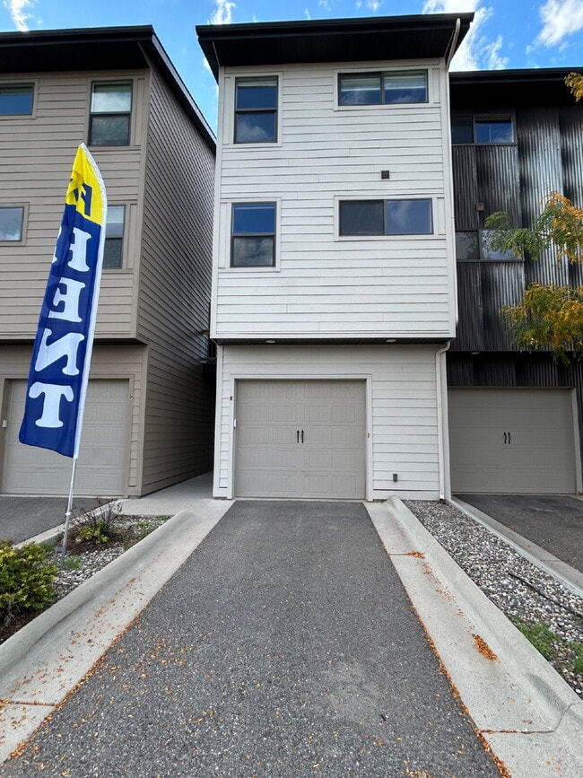 Building Photo - Upgraded 2 Bed, 1.5 Bath Townhouse with St... Unit E