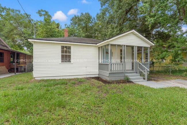 Building Photo - Charming Newly Renovated 2-Bedroom Home Ne...