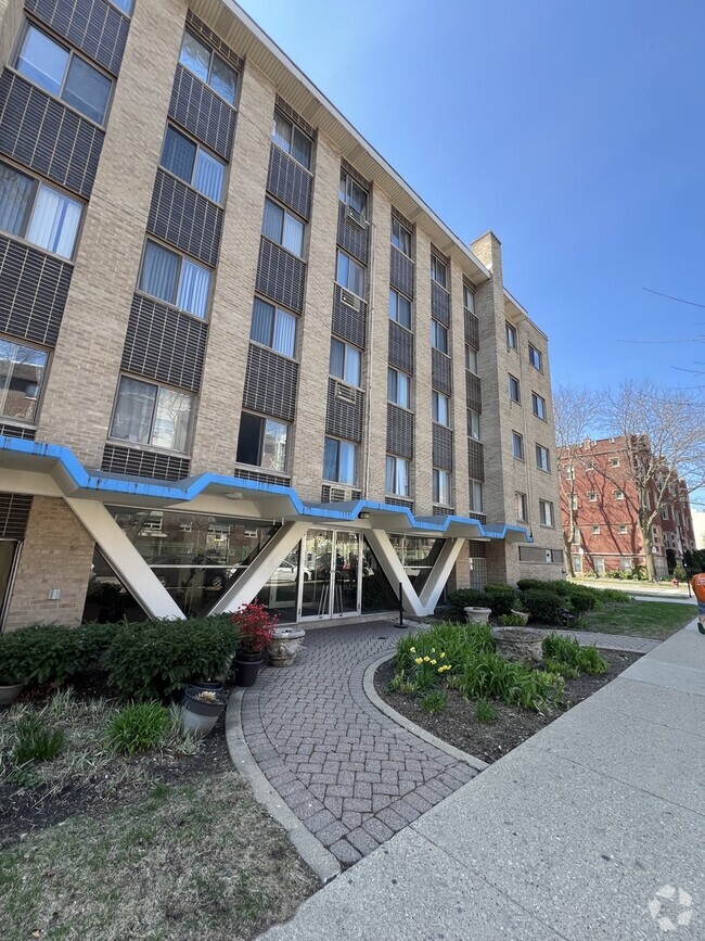 Building Photo - 6250 N Kenmore Ave Rental