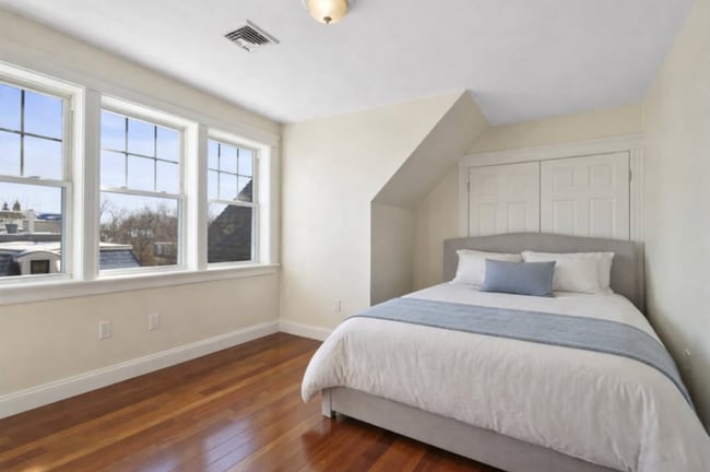 Photo - Furnished 2500 sq ft 3 Bed/3 Bath with Parking Unit 2