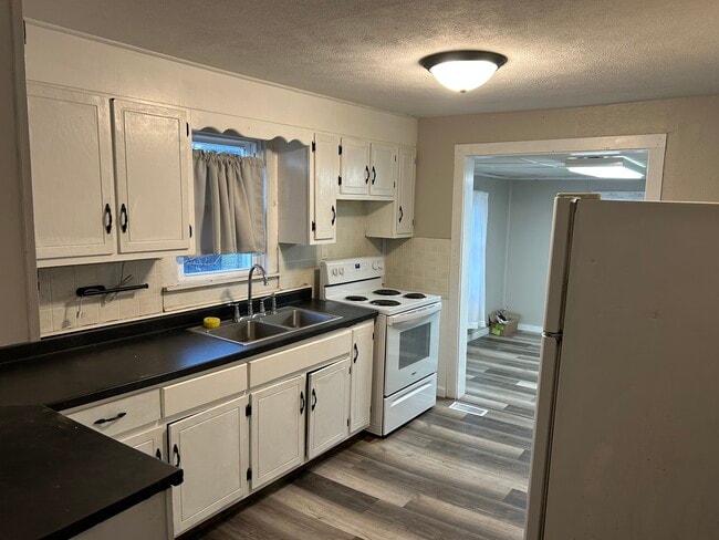 Photo - 821 E Woodlawn St