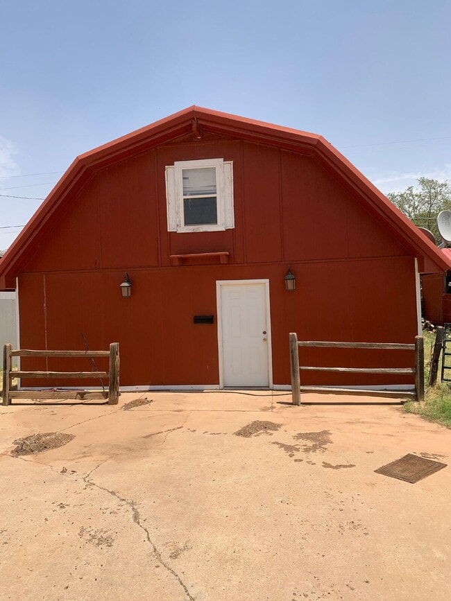 Building Photo - Huge Backhouse Barn