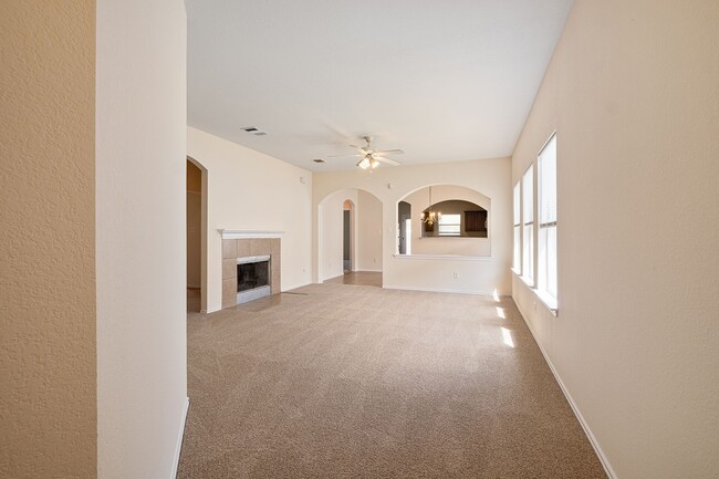 Building Photo - Spacious 4 Bedroom, 2 Bath Single-Story Home in Manor