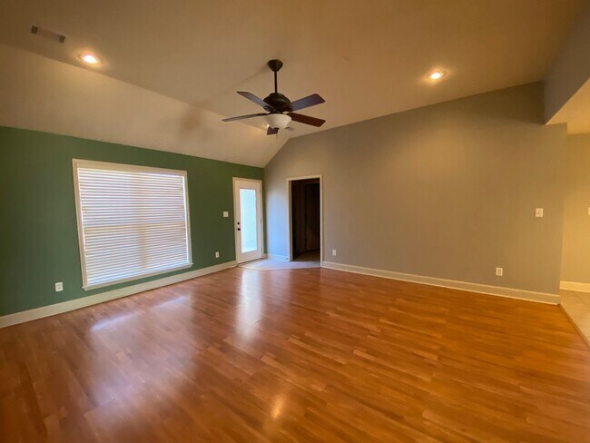 Photo - 3bed/2bath Home with fenced yard located outside the bypass