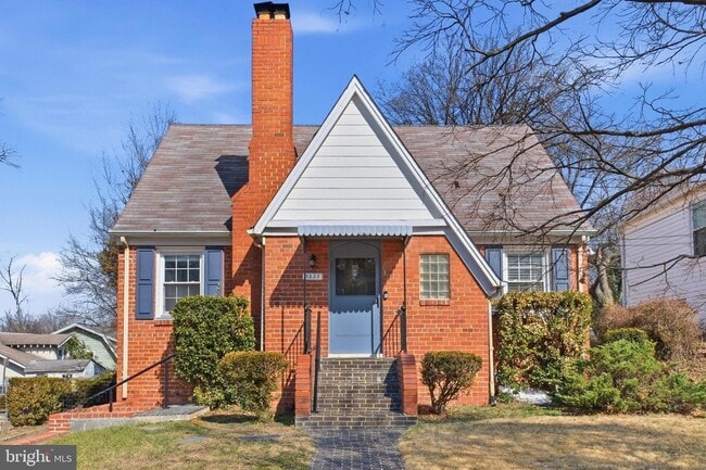 Photo - 3225 Chestnut St NE