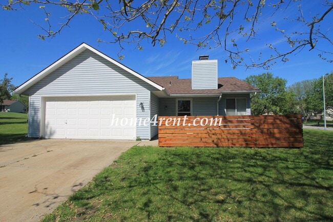 Building Photo - Cozy Olathe Ranch Style Home w/ Wood Floors!