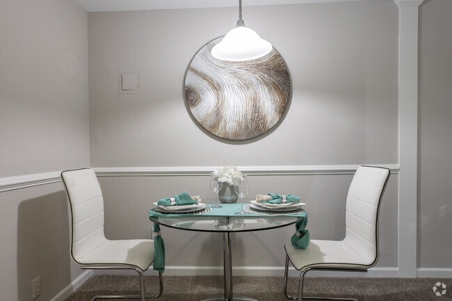 2BR, 1BA - 680SF - Dining Room - Addison Chapel