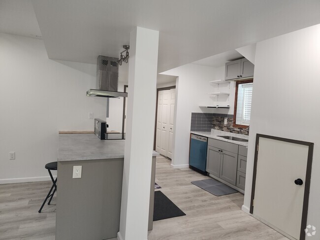 Open kicken concept and a huge island - 60 Manors Mill Rd Rental