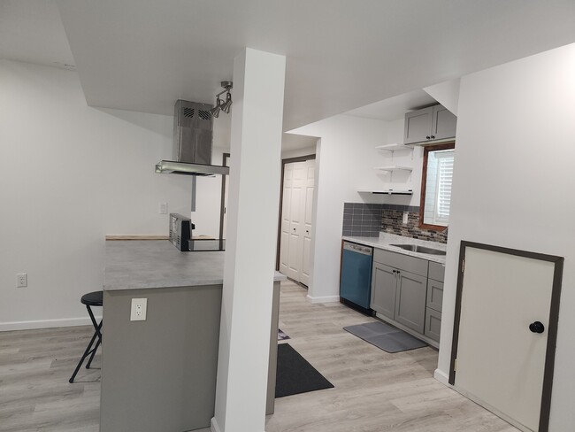 Concepto de patada abierta y una enorme isla - 60 Manors Mill Rd Casa