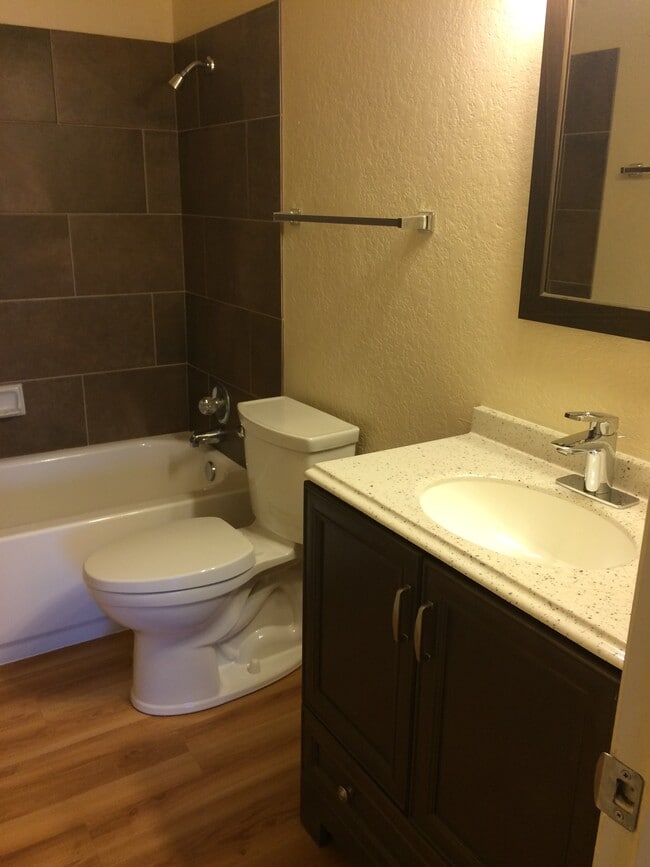 Photo - 923 N Swan Rd