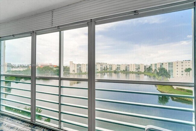 Building Photo - 141 SE 3rd Ave Unit 506