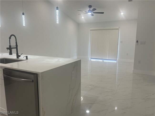 Building Photo - 2403 Dogwood Ave S