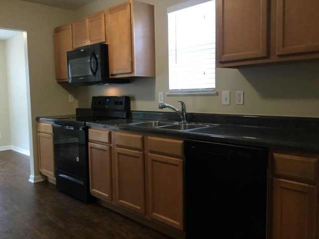 Photo - 332 Aberdeen Cir